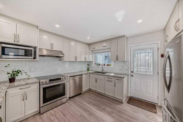 23 Sanderling Rise Northwest, Calgary, AB T3K 3B1