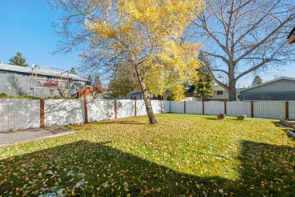 Calgary, AB T3A 1Z3,5842 Dalcastle DR NW