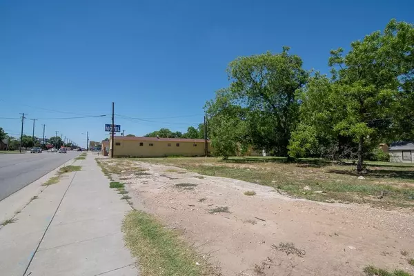 Gainesville, TX 76240,917 N Grand Avenue