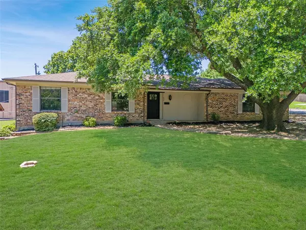 633 NW Chisholm Road, Burleson, TX 76028