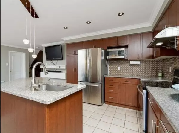 Mississauga, ON L5N 7L3,7087 Drumcashel CT