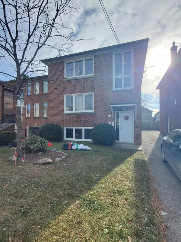 17 Virginia AVE, Toronto E03, ON M4C 2S6