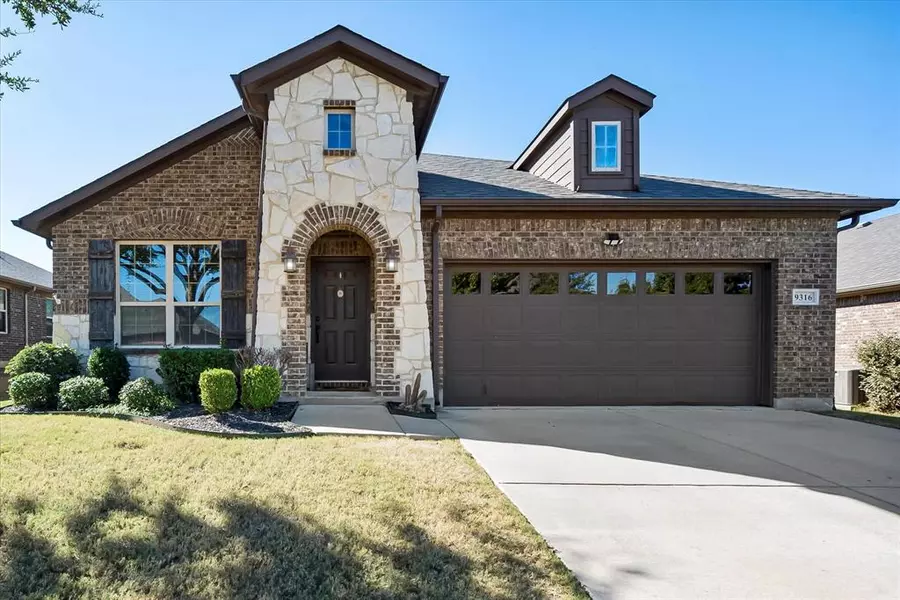 9316 Moon River Drive, Arlington, TX 76002