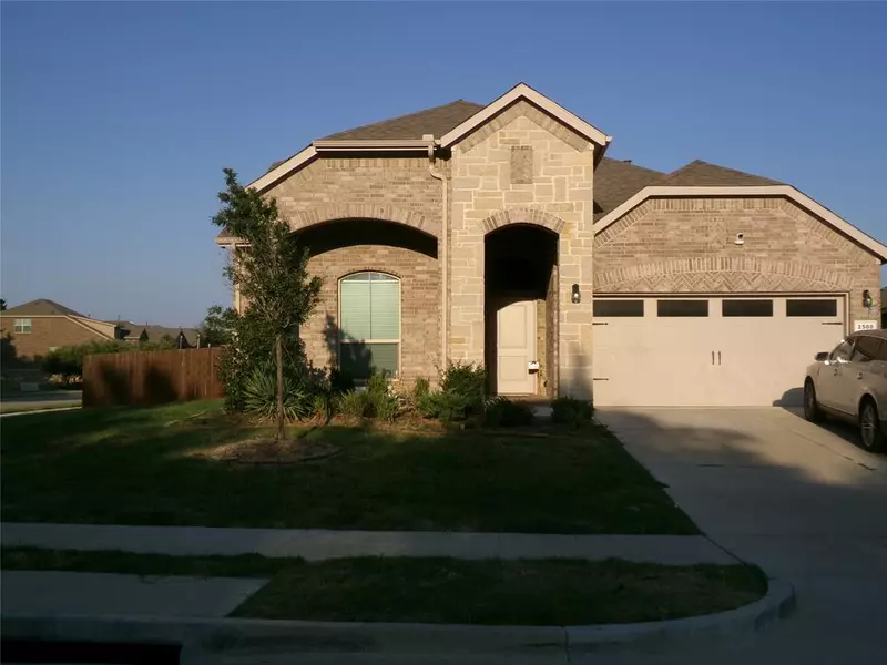 2500 Whispering Breeze Lane, Glenn Heights, TX 75154