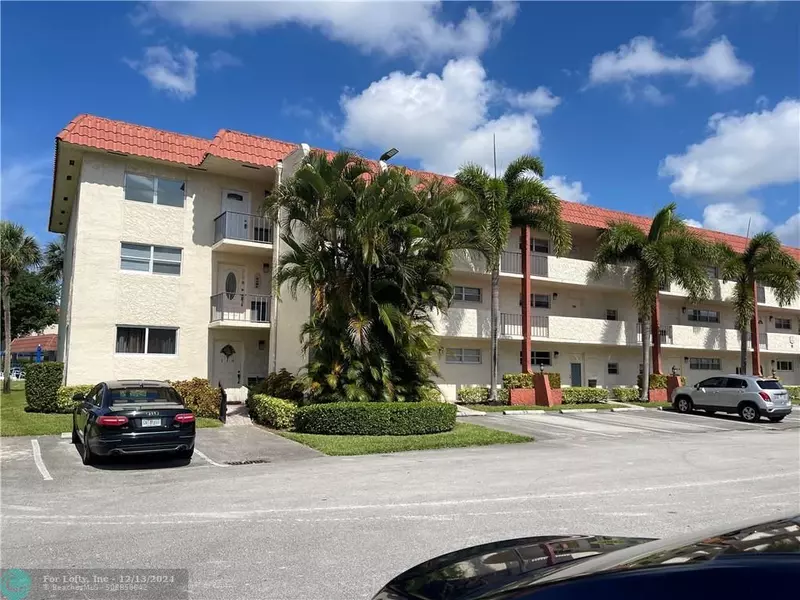 9410 N Hollybrook Lake Dr  #310, Pembroke Pines, FL 33025