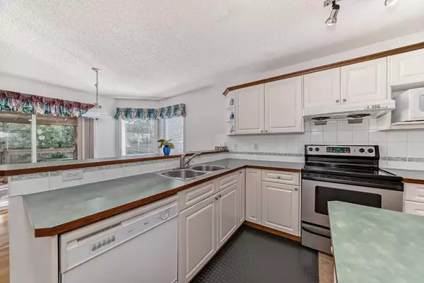 Calgary, AB T3B 5S9,231 Valley Brook CIR NW