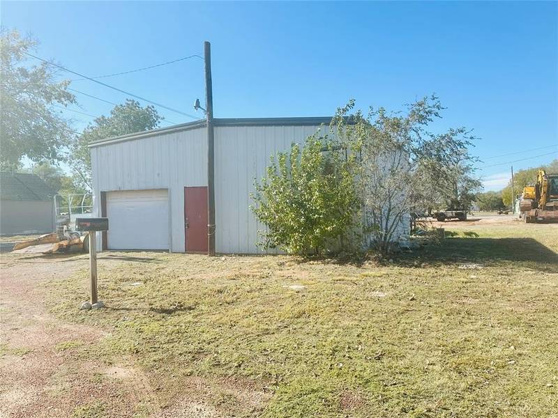 1201 N Louis Tittle Avenue, Mangum, OK 73554