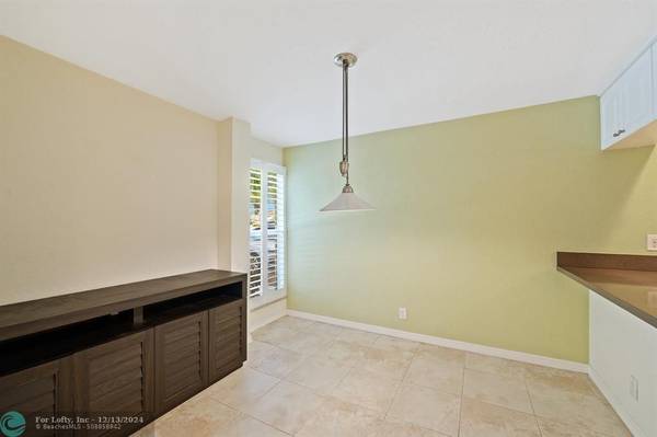 Wilton Manors, FL 33305,676 Kensington Place  #2B