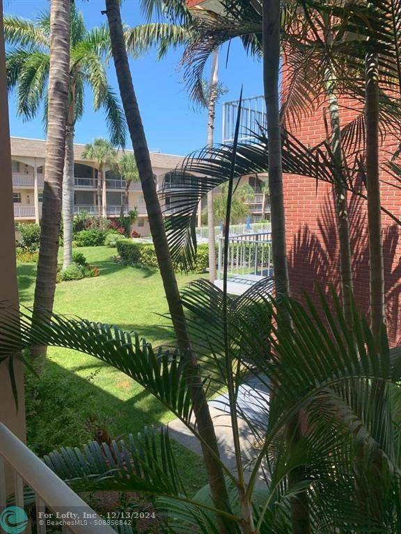 Hallandale Beach, FL 33009,581 Blue Heron Dr  #203-B