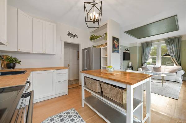 Victoria, BC V8R 4G7,2616 Shakespeare St