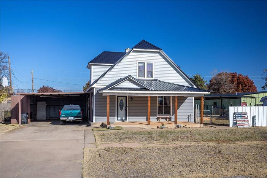 607 E C Street, Arapaho, OK 73620