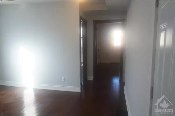 Ottawa Centre, ON K1R 5S3,326 FLORA ST #2