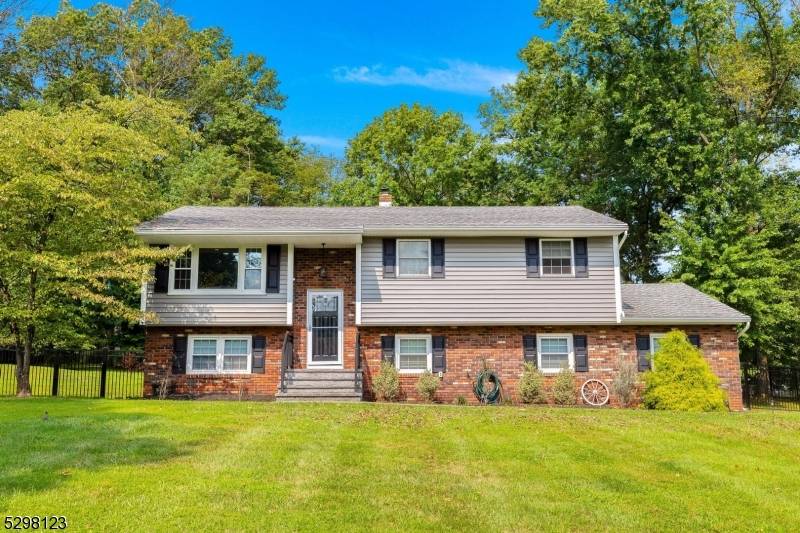 41 Oriole Ln, Branchburg Twp., NJ 08876