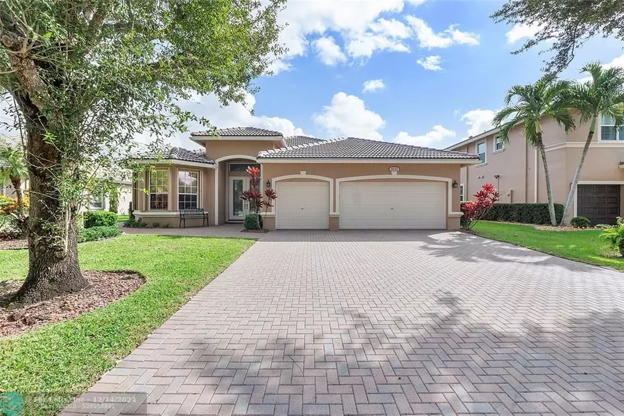 5840 NW 54th Cir, Coral Springs, FL 33067