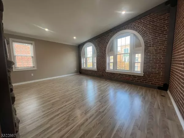 Somerville Boro, NJ 08876,81 W Main St, Penthouse #I