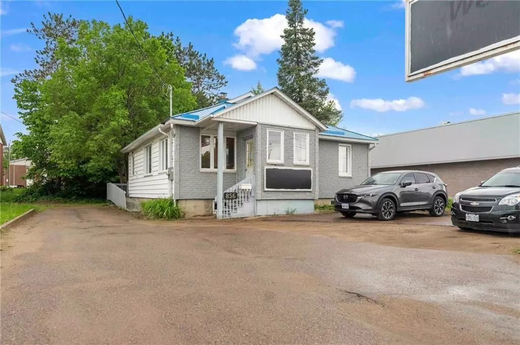 Renfrew, ON K8A 3M2,856 PEMBROKE ST E