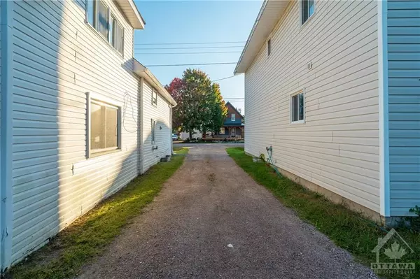 Renfrew, ON K8A 6P3,593 B HAMILTON ST W