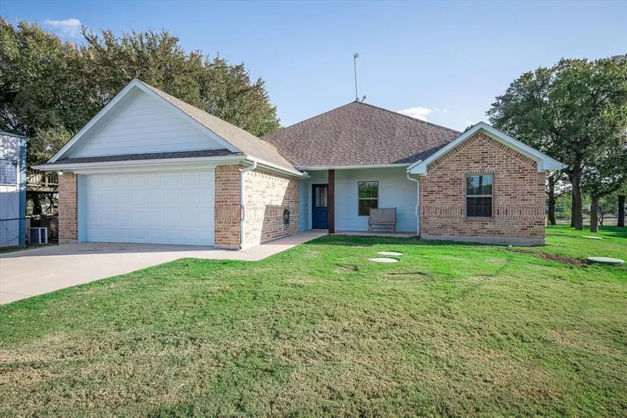 510 Meadow Pond Court, Runaway Bay, TX 76426