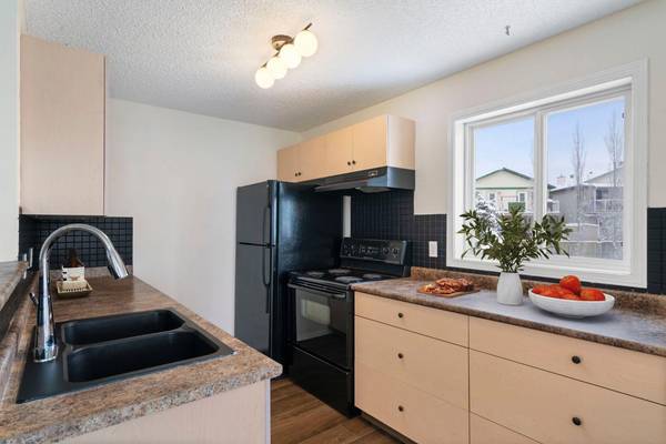 Calgary, AB T2A7Y6,1620 70 ST Southeast #4214