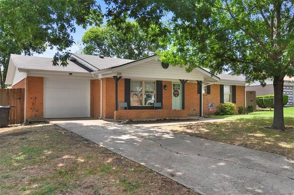 213 Mildred Lane,  Benbrook,  TX 76126