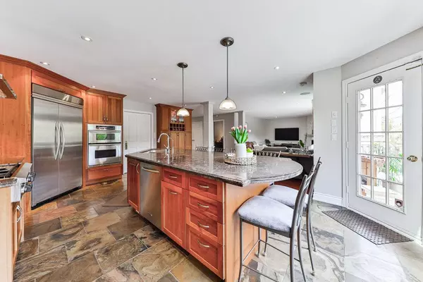 Oakville, ON L6M 3A2,2108 Schoolmaster CIR