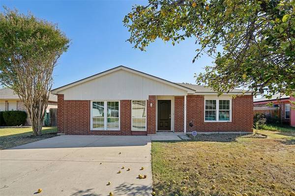 824 Mccully Street, White Settlement, TX 76108