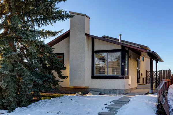 27 Castleridge RD Northeast, Calgary, AB T3J 1N8