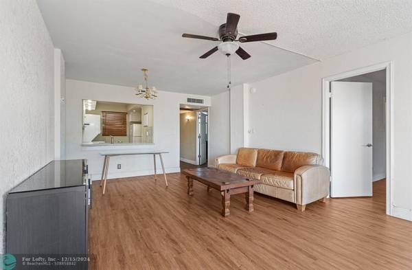 Oakland Park, FL 33309,111 Royal Park Dr  #3A