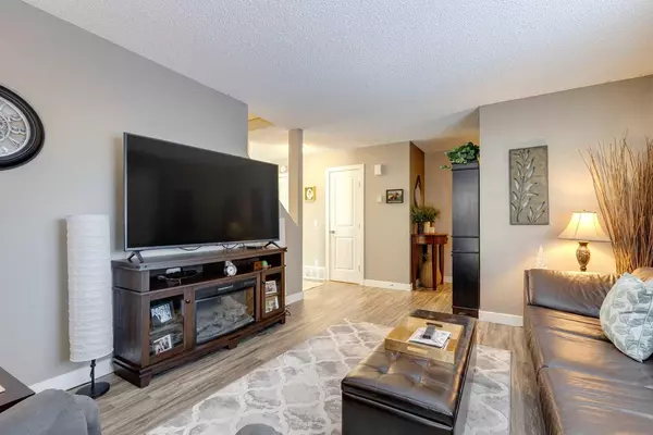 Calgary, AB T2J 6M6,231 Deerpoint LN SE