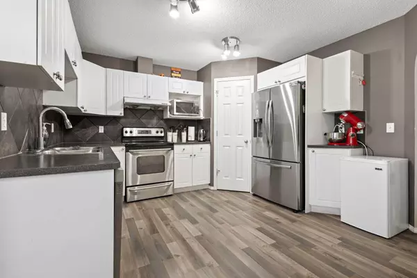 Calgary, AB T3J 5M3,16 Saddlebrook PL Northeast