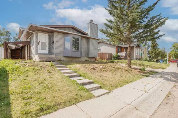 Calgary, AB T3J 1N3,12 Castleglen CRES NE