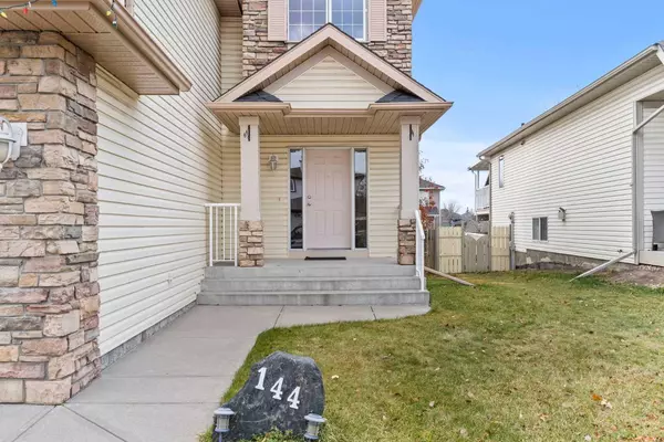 Chestermere, AB T1X 1L1,144 Oakmere PL