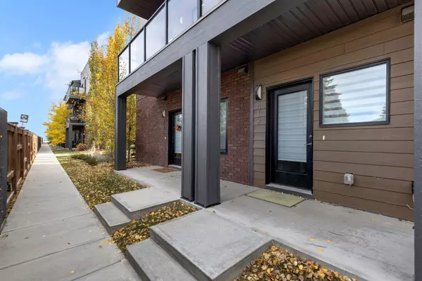 Calgary, AB T3B 6J3,412 Greenbriar Common NW