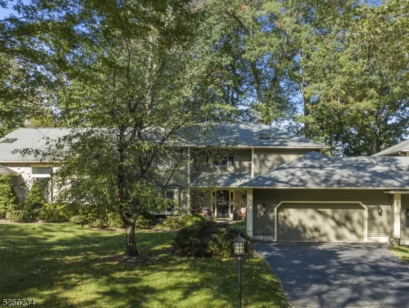 34 Hunters Cir, Tewksbury Twp., NJ 08833