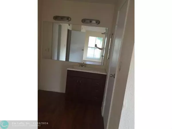 Coral Springs, FL 33071,833 RIVERSIDE DR  #827