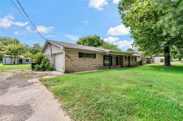 1015 Meadowlark Lane, Paris, TX 75462