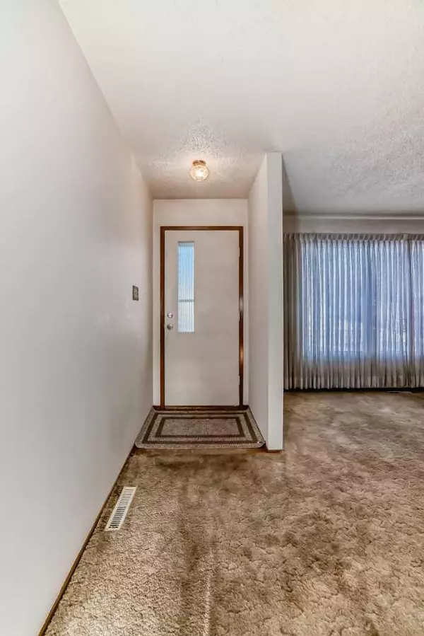 Calgary, AB T2A 2B1,4511 Forman CRES SE