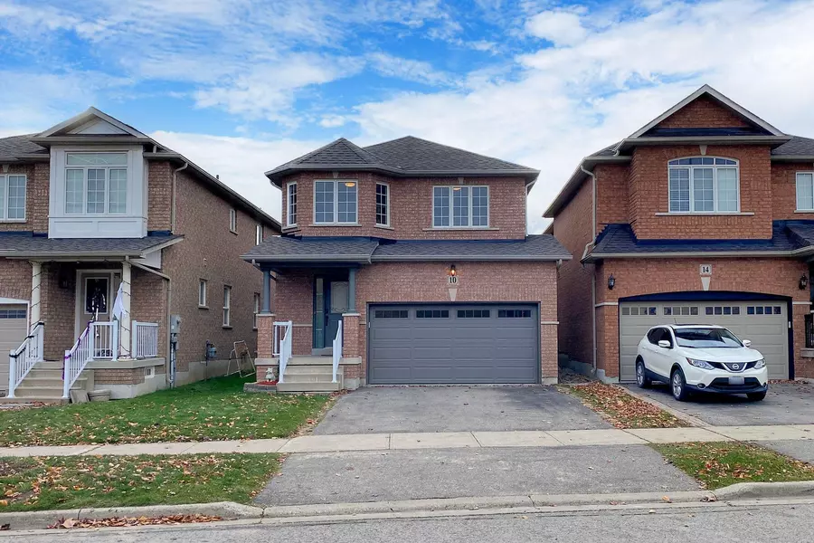 10 Delattaye AVE, Aurora, ON L4G 7T8