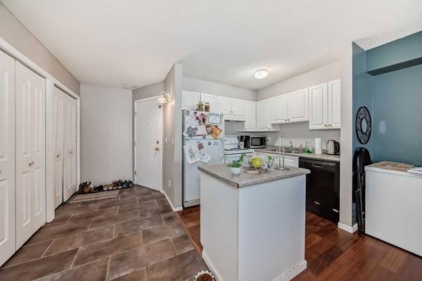 Red Deer, AB T4R3E9,60 Lawford AVE #114