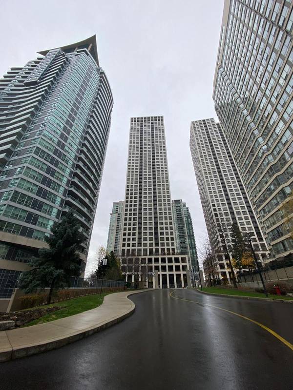 30 Elm DR #2401, Mississauga, ON L5B 0N6