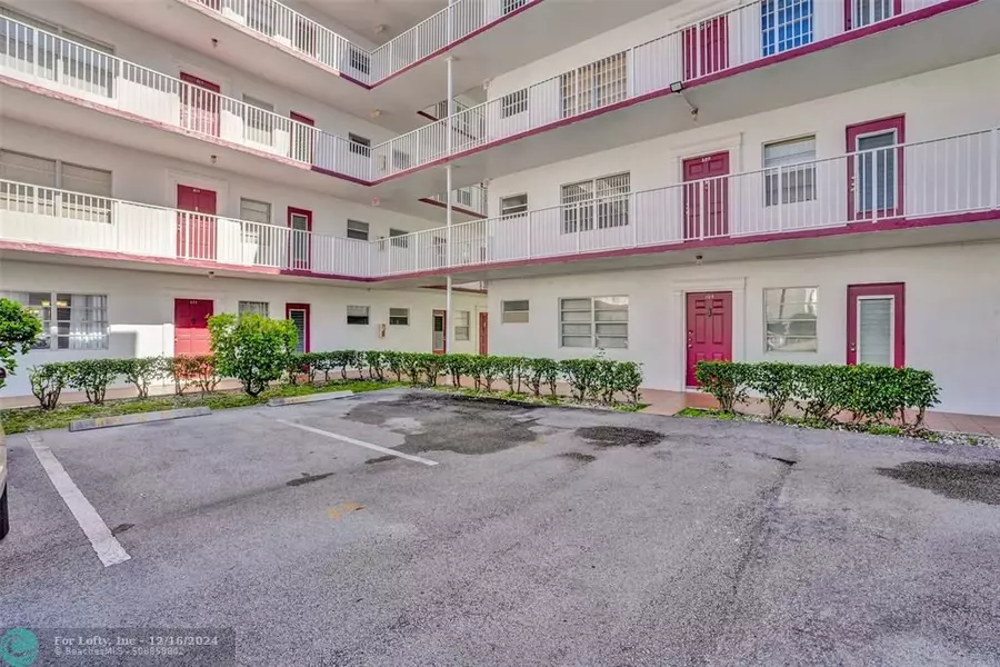 4270 NW 40th St  #111, Lauderdale Lakes, FL 33319