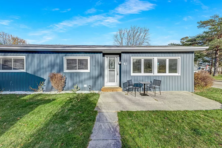 42 Flora DR, Innisfil, ON L9S 1R1