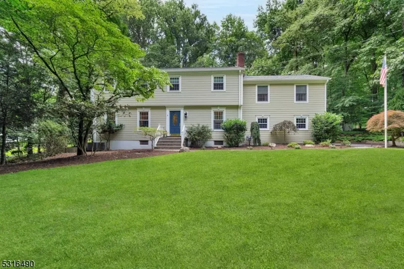 8 Barnfield Ct, Upper Saddle River Boro, NJ 07458