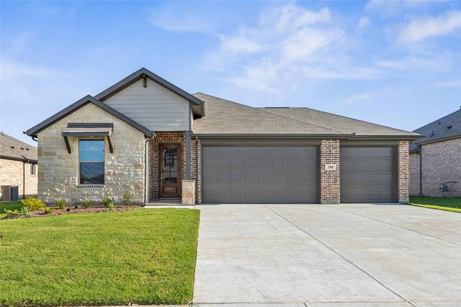 708 Metallic Tree Lane, Van Alstyne, TX 75495