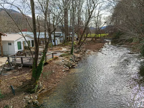 Hiawassee, GA 30546,4134 River Bank Run