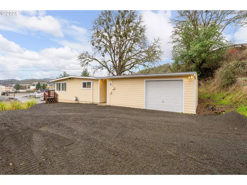 553 NE WEST AVE, Roseburg, OR 97470