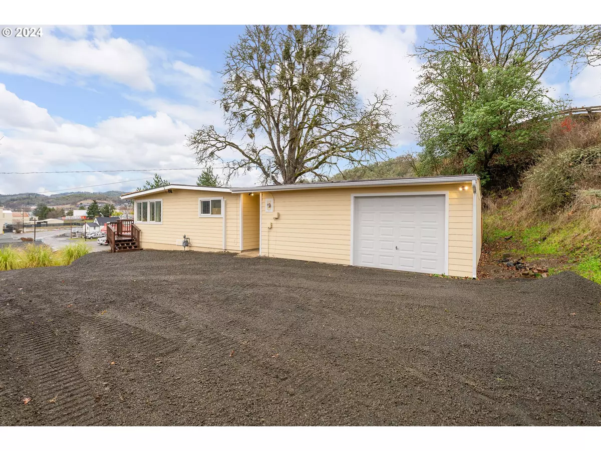 Roseburg, OR 97470,553 NE WEST AVE