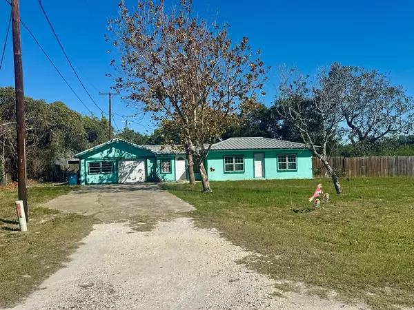 520 E First, Rockport, TX 78382