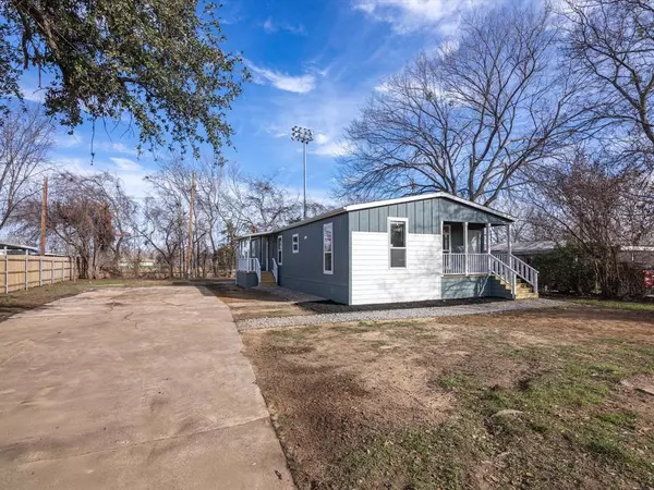 Azle, TX 76020,113 Dwight Drive