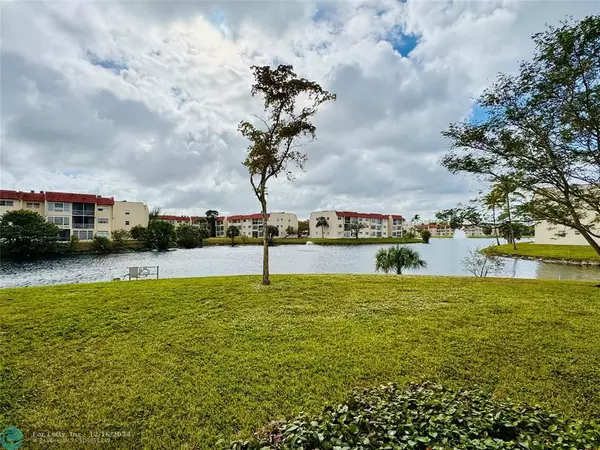 Sunrise, FL 33322,8000 Sunrise Lakes Dr  #106